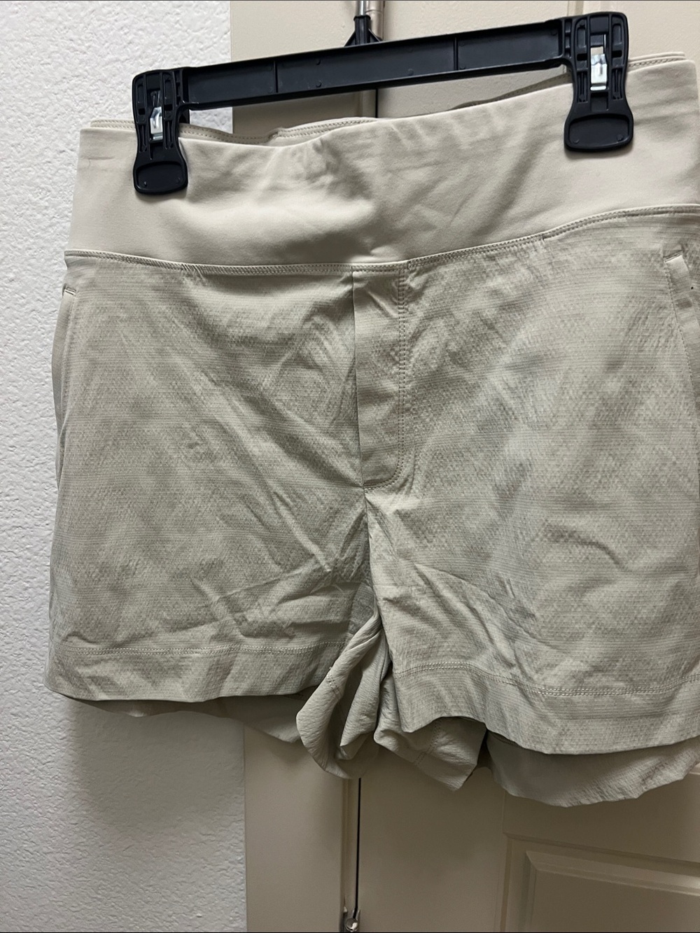 NWT Athleta Trekkie North Shorts - Women's Size 20 Tan Workout gym Athleisure